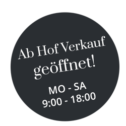 Schwarzer Kreis mit weißer Schrift: Ab Hof Verkauf geöffnet! MO-SA 9:00-18:00 (Hofladen geöffnet Mo-Sa 9-18).