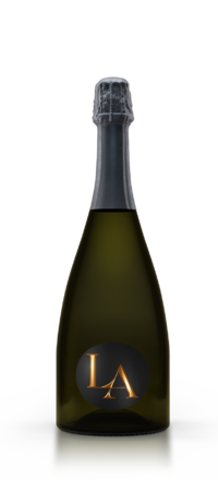 Eine dunkelgrüne Champagnerflasche mit einem schwarz-goldenen LA-Logo auf dem Etikett.