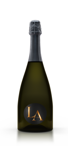 Eine dunkelgrüne Champagnerflasche mit einem schwarz-goldenen LA-Logo auf dem Etikett.