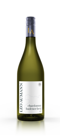 Eine Flasche Leo Aumann Chardonnay Badener Berg Weißwein mit einem grau-weißen Etikett.