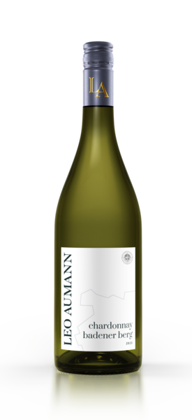 Eine Flasche Leo Aumann Chardonnay Badener Berg Weißwein mit einem grau-weißen Etikett.