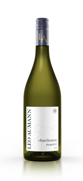 Eine Flasche Leo Aumann Chardonnay Reserve 2023 mit einem minimalistischen weißen Etikett.