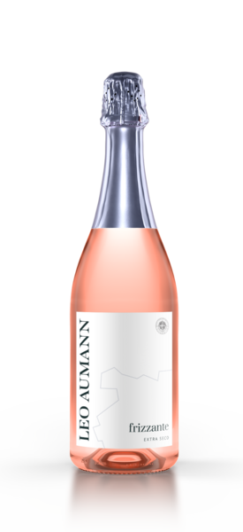 Eine Flasche Leo Aumann Rosé Frizzante mit weißem Etikett und Silberfolie am Hals.