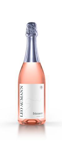 Eine Flasche Leo Aumann Rosé Frizzante mit weißem Etikett und Silberfolie am Hals.
