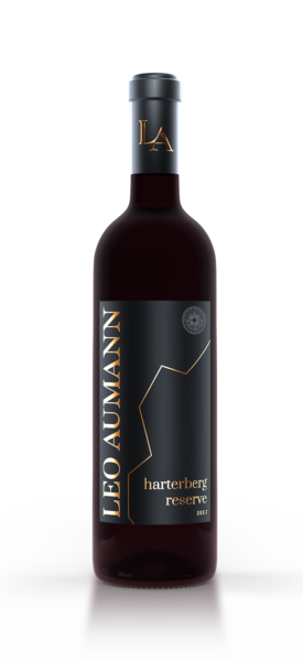 Eine Flasche Leo Aumann Harterberg Reserve 2021 Rotwein mit einem schwarz-goldenen Etikett.