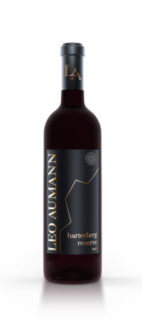 Eine Flasche Leo Aumann Harterberg Reserve 2021 Rotwein mit einem schwarz-goldenen Etikett.