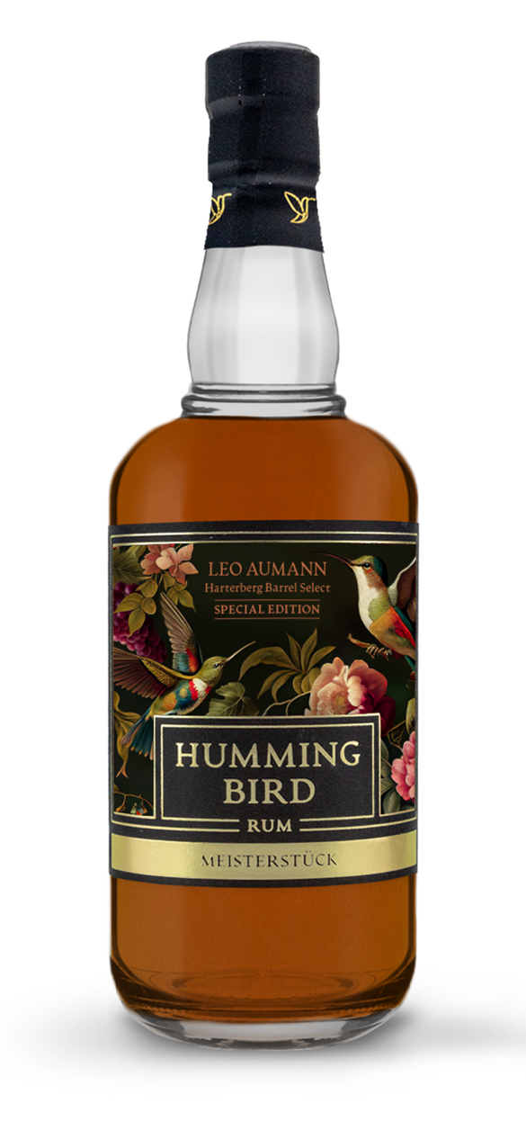 Eine Flasche Humming Bird Rum mit einem blumigen Etikett und Abbildungen von Kolibris.