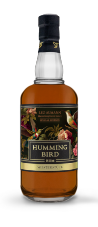Eine Flasche Humming Bird Rum mit einem Blumen- und Kolibri-Etikettendesign.