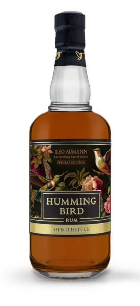 Eine Flasche Humming Bird Rum mit einem Blumen- und Kolibri-Etikettendesign.