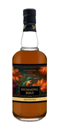Eine Flasche Humming Bird Rum mit einem Etikett, das orangefarbene Blumen und einen bunten Kolibri zeigt.