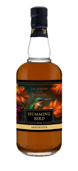 Eine Flasche Humming Bird Rum mit einem Etikett, das orangefarbene Blumen und einen bunten Kolibri zeigt.