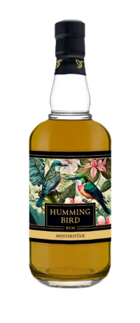 Eine Flasche Humming Bird Rum mit bunten Kolibris und tropischen Blättern auf dem Etikett.