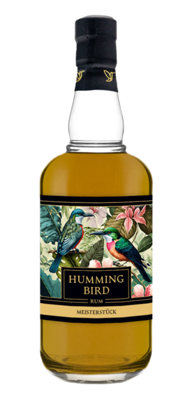 Eine Flasche Humming Bird Rum mit bunten Kolibris und tropischen Blättern auf dem Etikett.