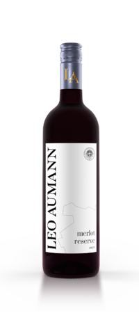 Eine Flasche Leo Aumann Merlot Reserve 2021 mit weißem und silbernem Etikett auf weißer Oberfläche.