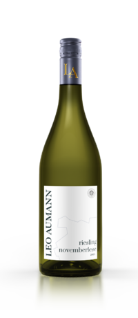 Eine Flasche Leo Aumann Riesling Novemberlese 2019 mit weißem Etikett und grauem Verschluss.