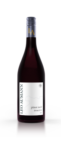 Eine Flasche Leo Aumann Pinot Noir Reserve 2019 Wein mit weißem und silbernem Etikett.