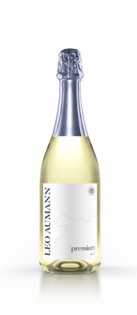 Eine Flasche Leo Aumann Premium Brut Sekt mit silbernem Folienverschluss und minimalistischem weißen Etikett.