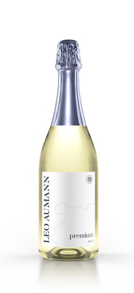 Eine Flasche Leo Aumann Premium Brut Sekt mit silbernem Folienverschluss und minimalistischem weißen Etikett.