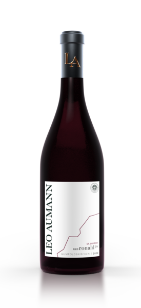 Eine Flasche Leo Aumann Rotwein mit modernem weißen Etikett und dunkler Kapsel auf weißem Grund.