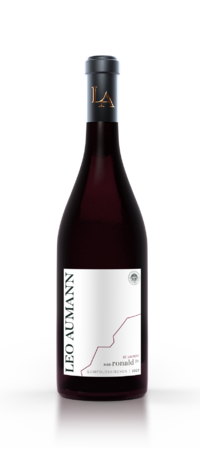 Eine Flasche Leo Aumann Rotwein mit modernem weißen Etikett und dunkler Kapsel auf weißem Grund.
