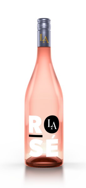 Eine klare Flasche Roséwein mit der Aufschrift LA ROSÉ und einem silbernen Verschluss auf weißem Hintergrund.