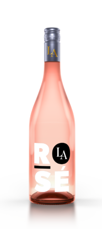 Eine klare Flasche Roséwein mit der Aufschrift LA ROSÉ und einem silbernen Verschluss auf weißem Hintergrund.