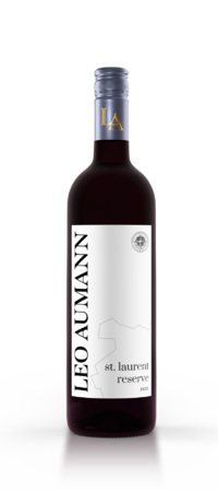 Eine Flasche Leo Aumann St. Laurent Reserve 2022 Rotwein mit weißem Etikett und Silberkappe.