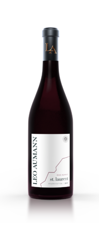 Eine Flasche Leo Aumann St. Laurent Rotwein mit einem modernen weiß-schwarzen Etikett.