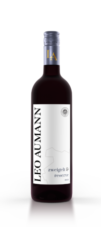 Eine Flasche Leo Aumann Zweigelt & Reserve 2021 Rotwein mit weißem Etikett und goldfarbenem Verschluss.